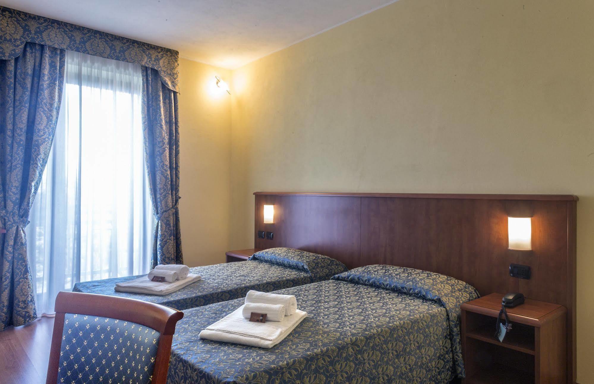 Hotel Postumia Dossobuono Exterior foto