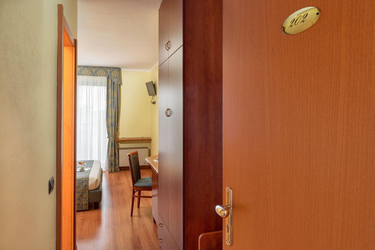 Hotel Postumia Dossobuono Exterior foto